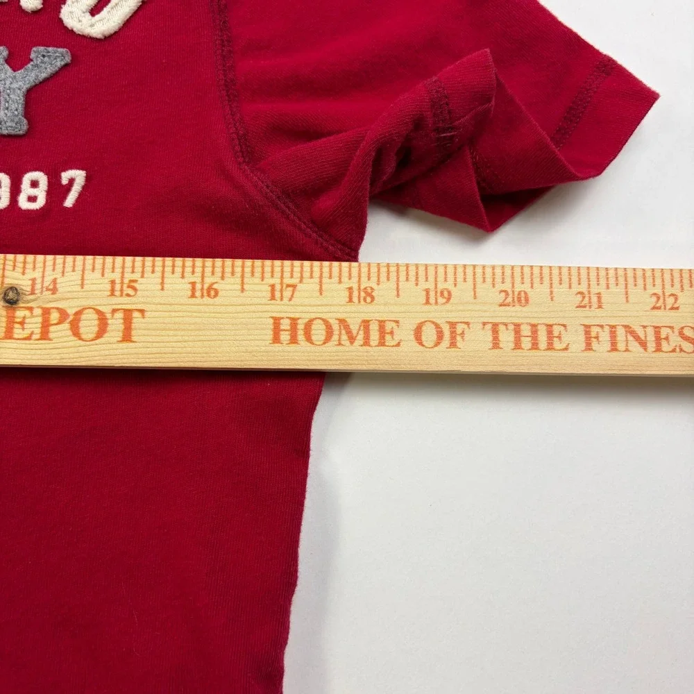 Y2K Aeropostale V-Neck Graphic T-Shirt Mens XS Red Aero NY Applique Cotton Tee